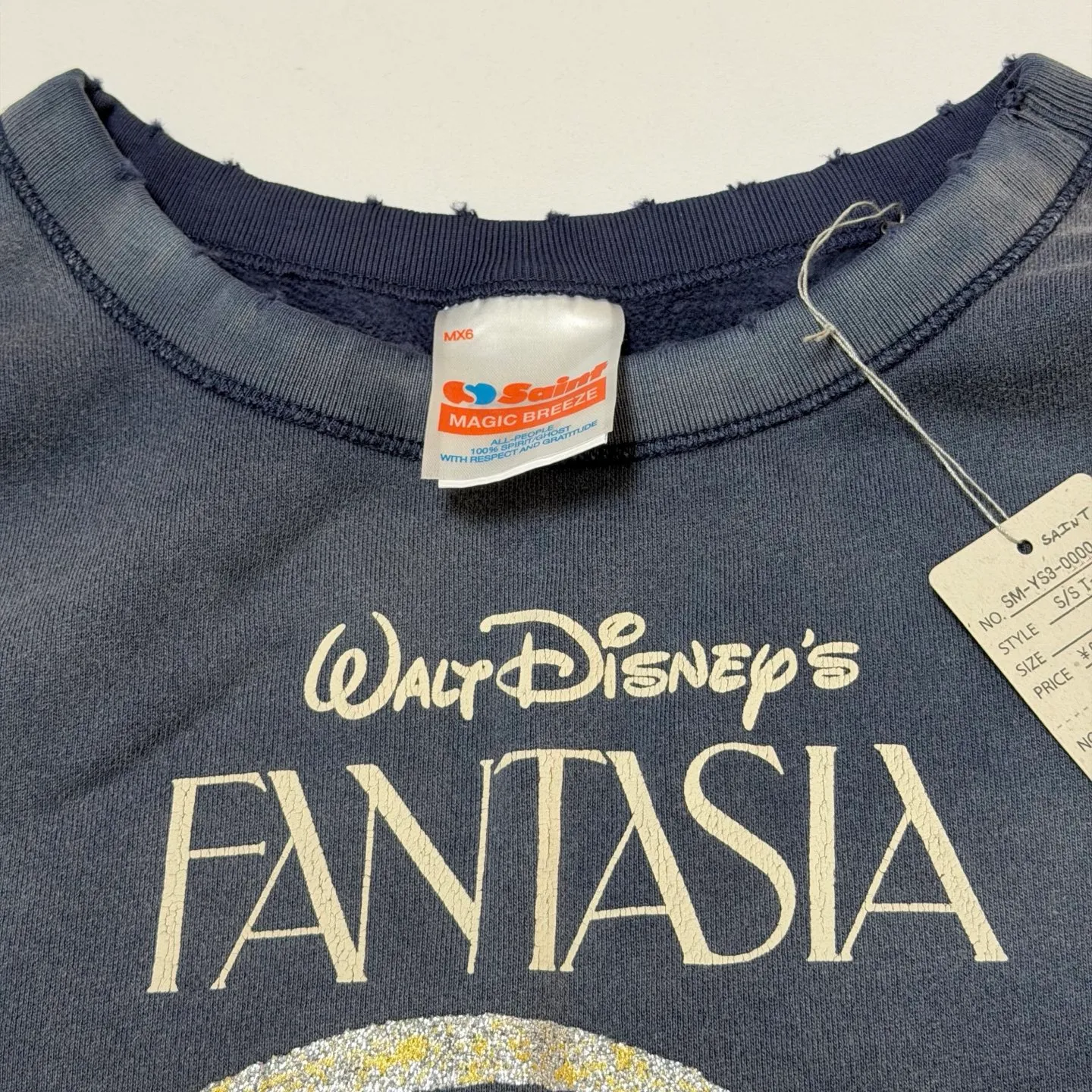 SAINT M×××××× Disney FANTASIA DNF_CREW N SWEAT/FANTSIA Mickey distressed sweatshirt, washed blue S-XL Assute dyed ready-made clothing, oxidation and fading, multiple washes to make the old wormhole damage treatment, simulated sun fading treatment, natural fading, customized Disney cooperation wash mark, correct main mark